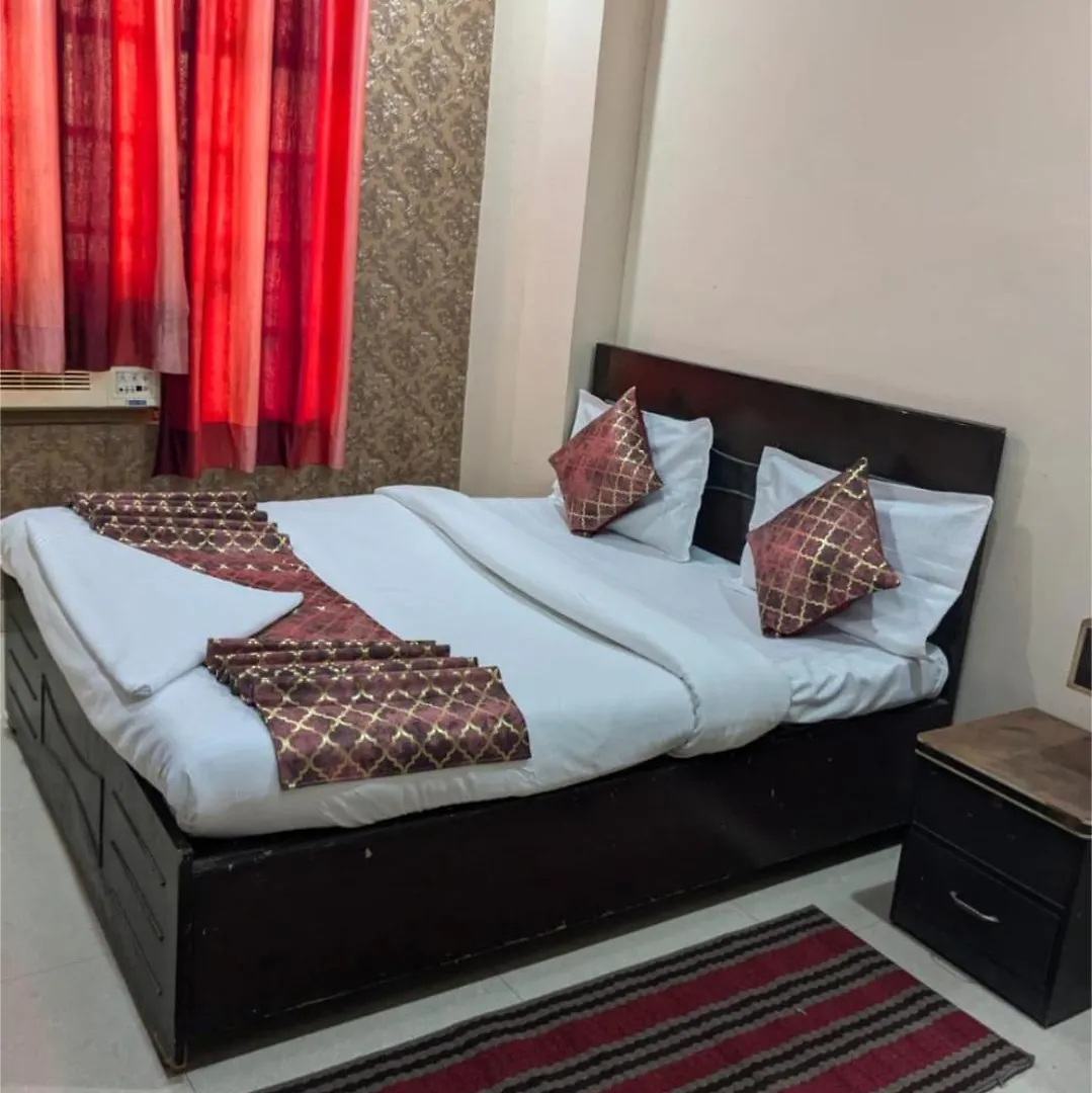Hotel R-L-J Near Kashi Vishwanath Temple -Free Wi-Fi - Parking And Lift Facilities - A Budget Guest House In Varanasi India