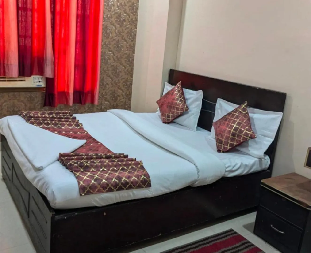 Hotel R-L-J Near Kashi Vishwanath Temple -Free Wi-Fi - Parking And Lift Facilities - A Budget Guest House In Varanasi