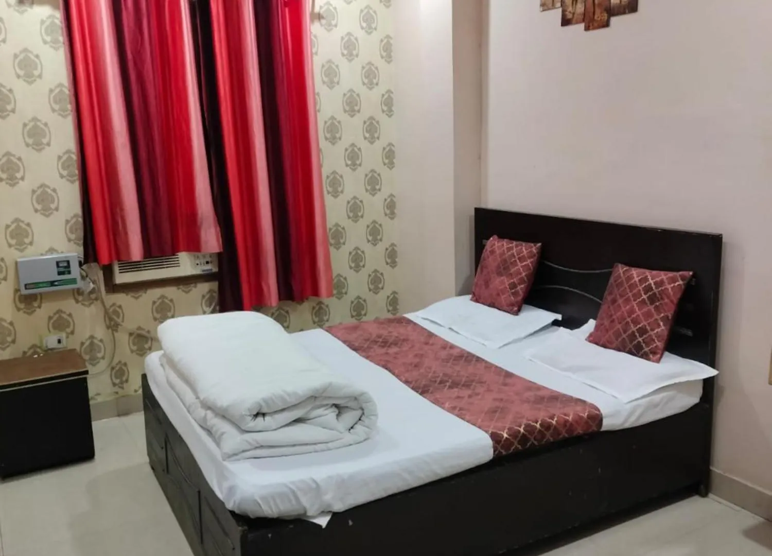 Hotel R-L-J Near Kashi Vishwanath Temple -Free Wi-Fi - Parking And Lift Facilities - A Budget Guest House In Varanasi 4*,  India