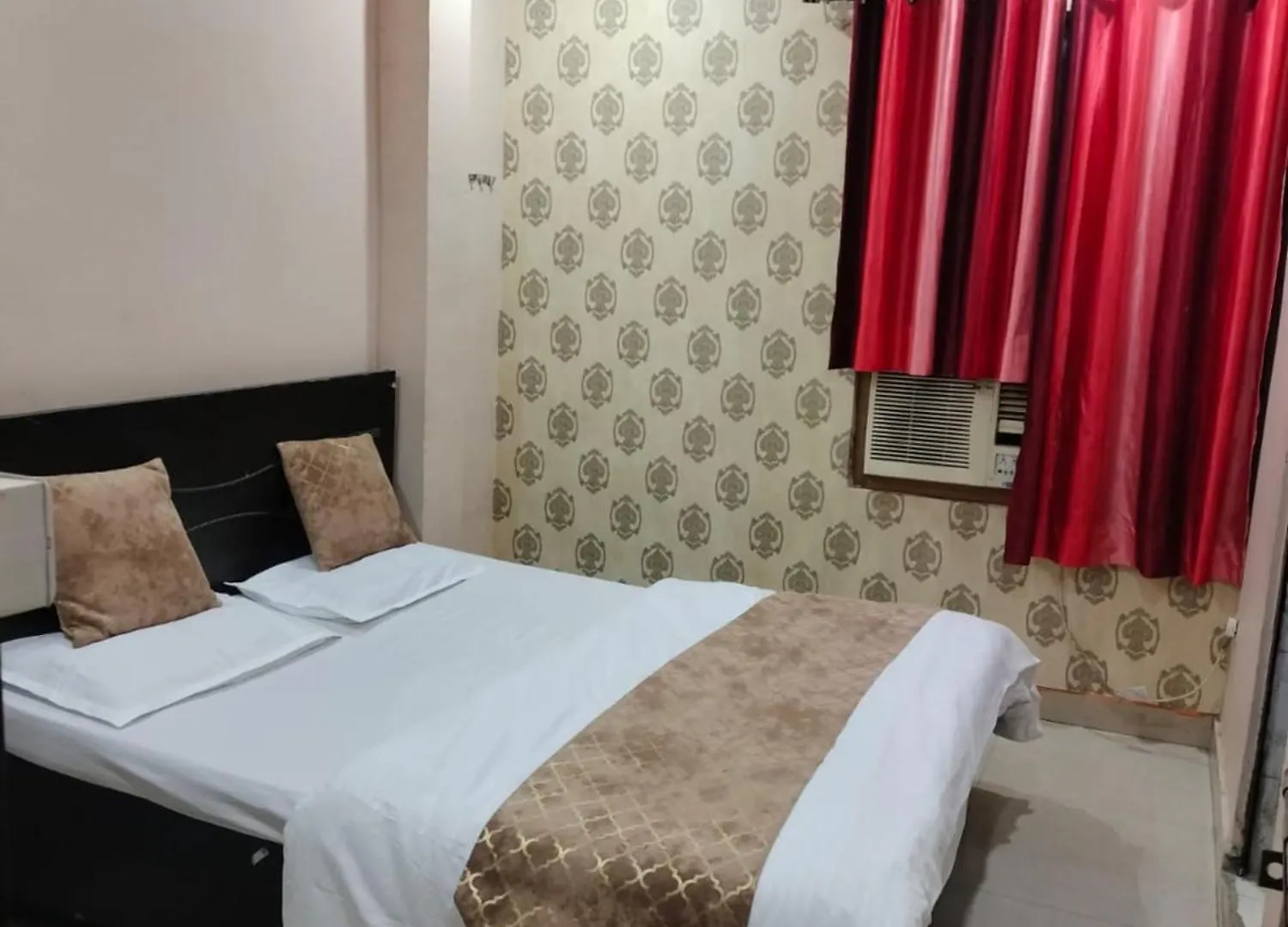 Hotel R-L-J Near Kashi Vishwanath Temple -Free Wi-Fi - Parking And Lift Facilities - A Budget Guest House In Varanasi
