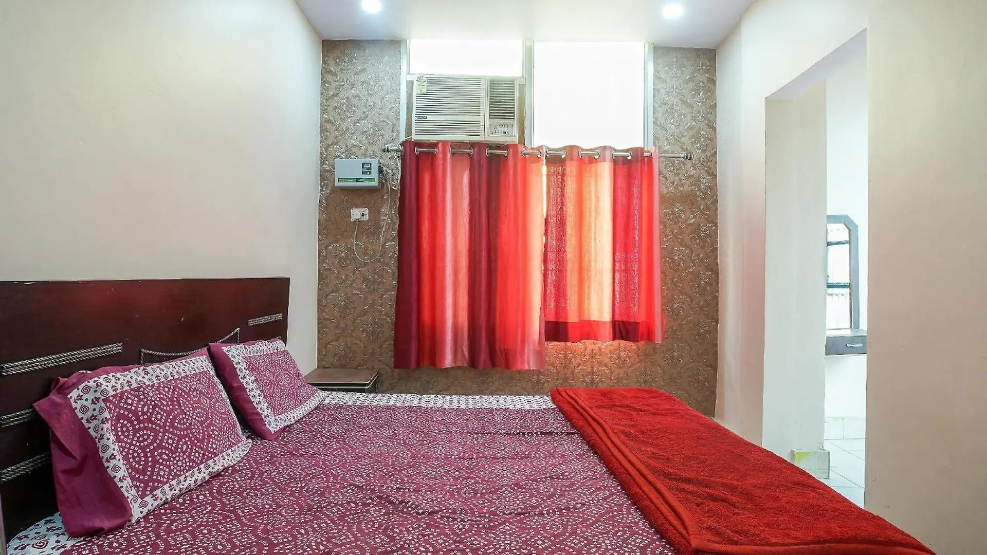 Hotel R-L-J Near Kashi Vishwanath Temple -Free Wi-Fi - Parking And Lift Facilities - A Budget Guest House In Varanasi