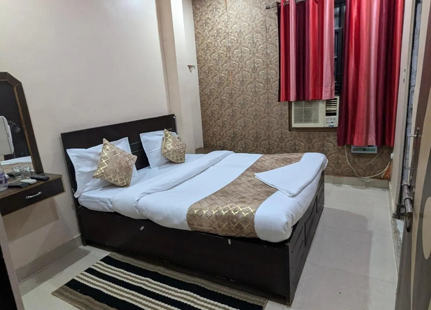 Hotel R-L-J Near Kashi Vishwanath Temple -Free Wi-Fi - Parking And Lift Facilities - A Budget Guest House In Varanasi