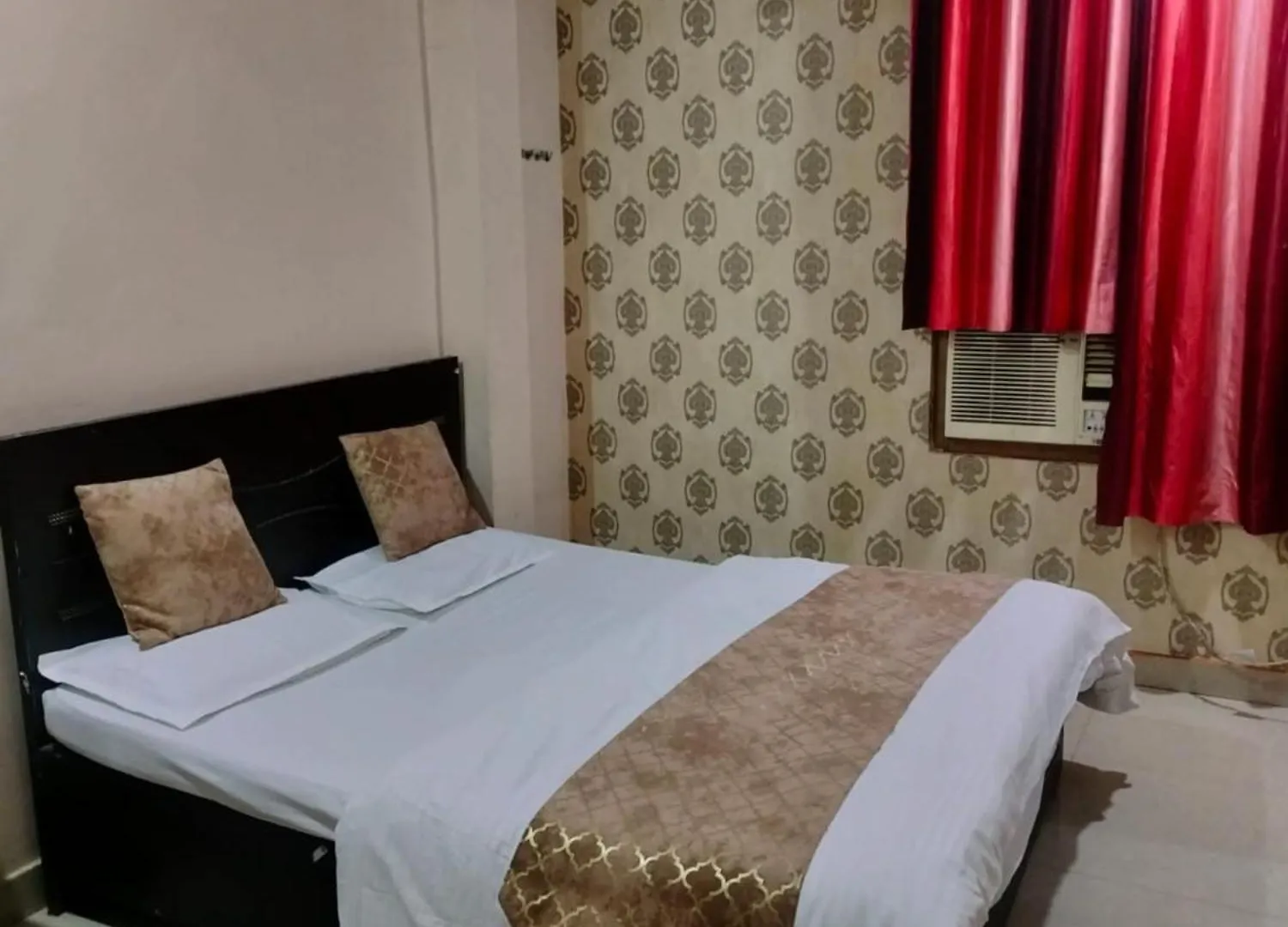 Hotel R-L-J Near Kashi Vishwanath Temple -Free Wi-Fi - Parking And Lift Facilities - A Budget Guest House In Varanasi