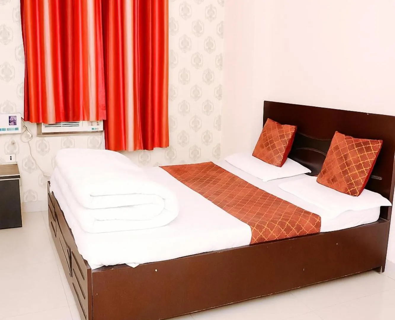 Hotel R-L-J Near Kashi Vishwanath Temple -Free Wi-Fi - Parking And Lift Facilities - A Budget Guest House In Varanasi