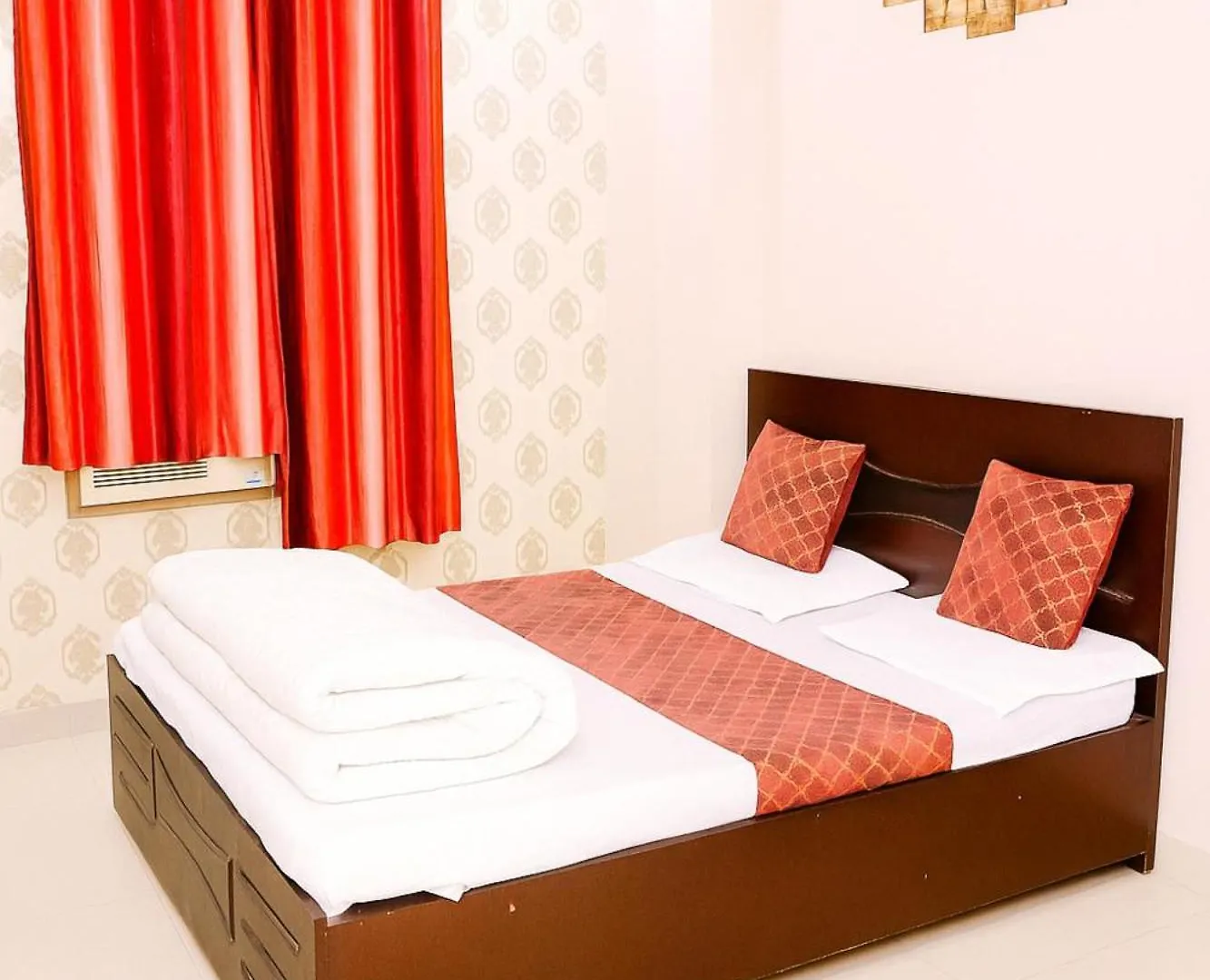 Hotel R-L-J Near Kashi Vishwanath Temple -Free Wi-Fi - Parking And Lift Facilities - A Budget Guest House In Varanasi 4*,