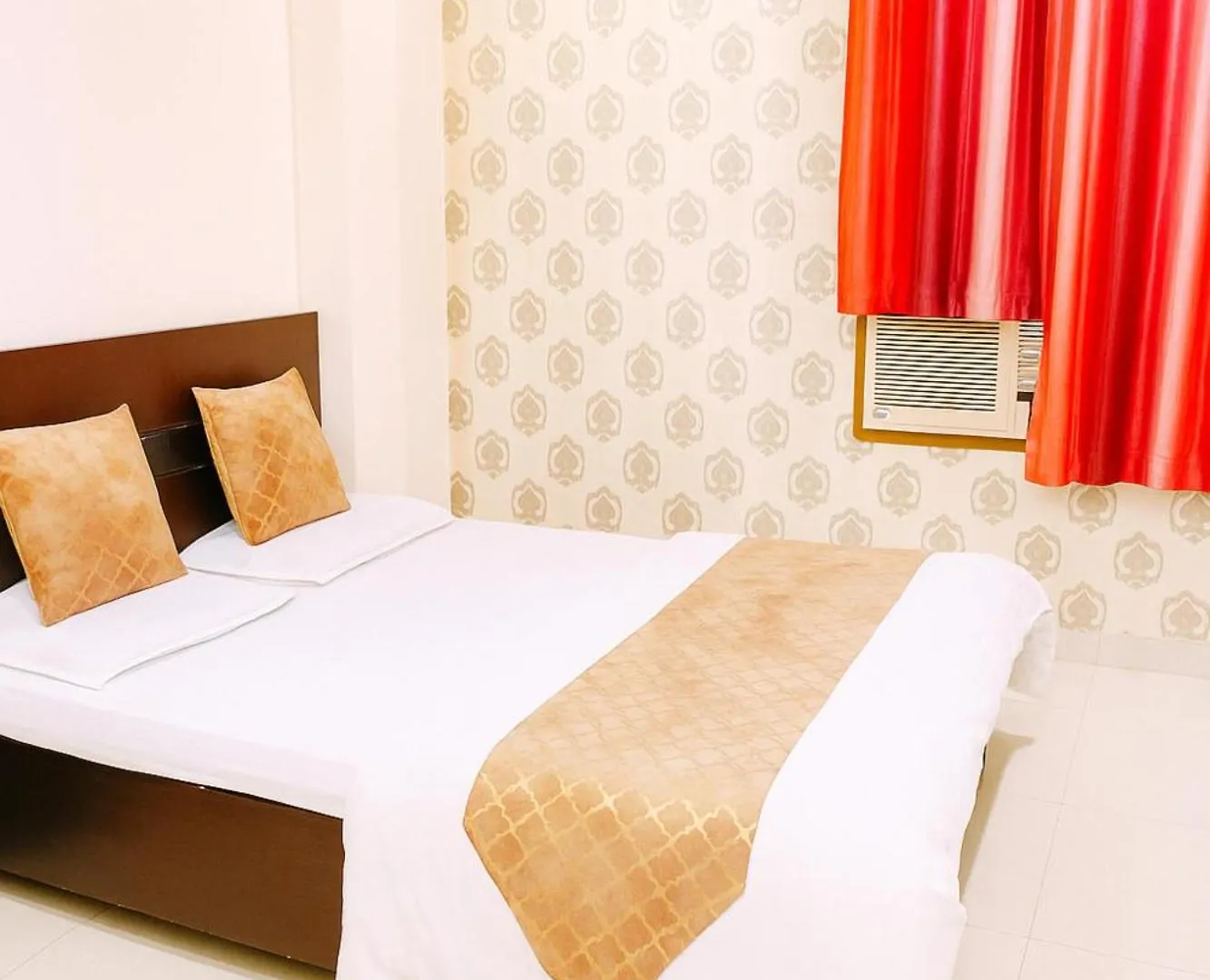 Hotel R-L-J Near Kashi Vishwanath Temple -Free Wi-Fi - Parking And Lift Facilities - A Budget Guest House In Varanasi