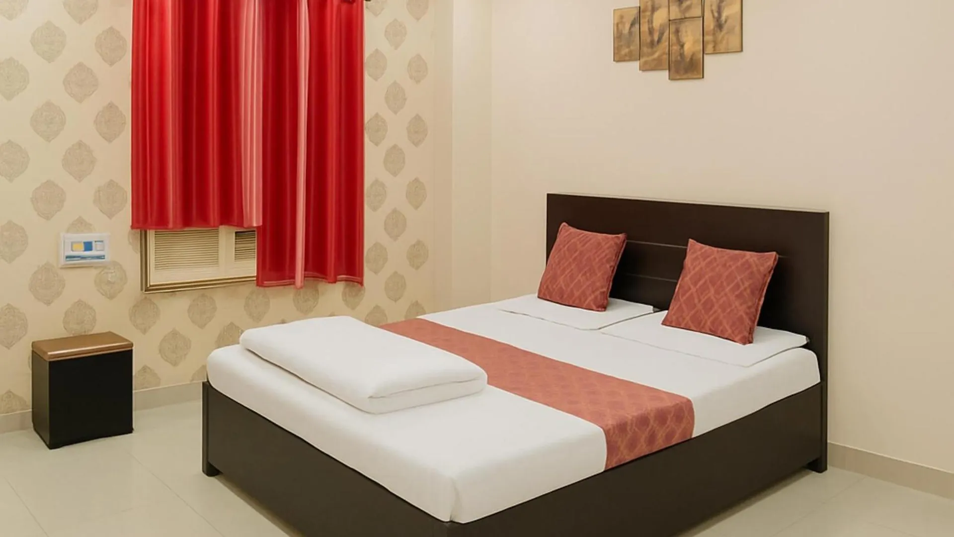 Hotel R-L-J Near Kashi Vishwanath Temple -Free Wi-Fi - Parking And Lift Facilities - A Budget Guest House In Varanasi
